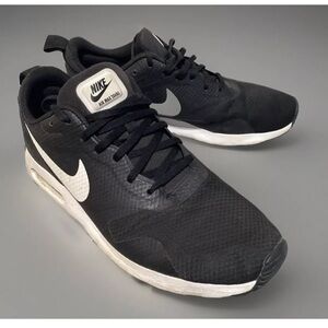 Nike Air Max Tavas Womens Size 10.5 Blck White Athletic Running Shoes 705149-009